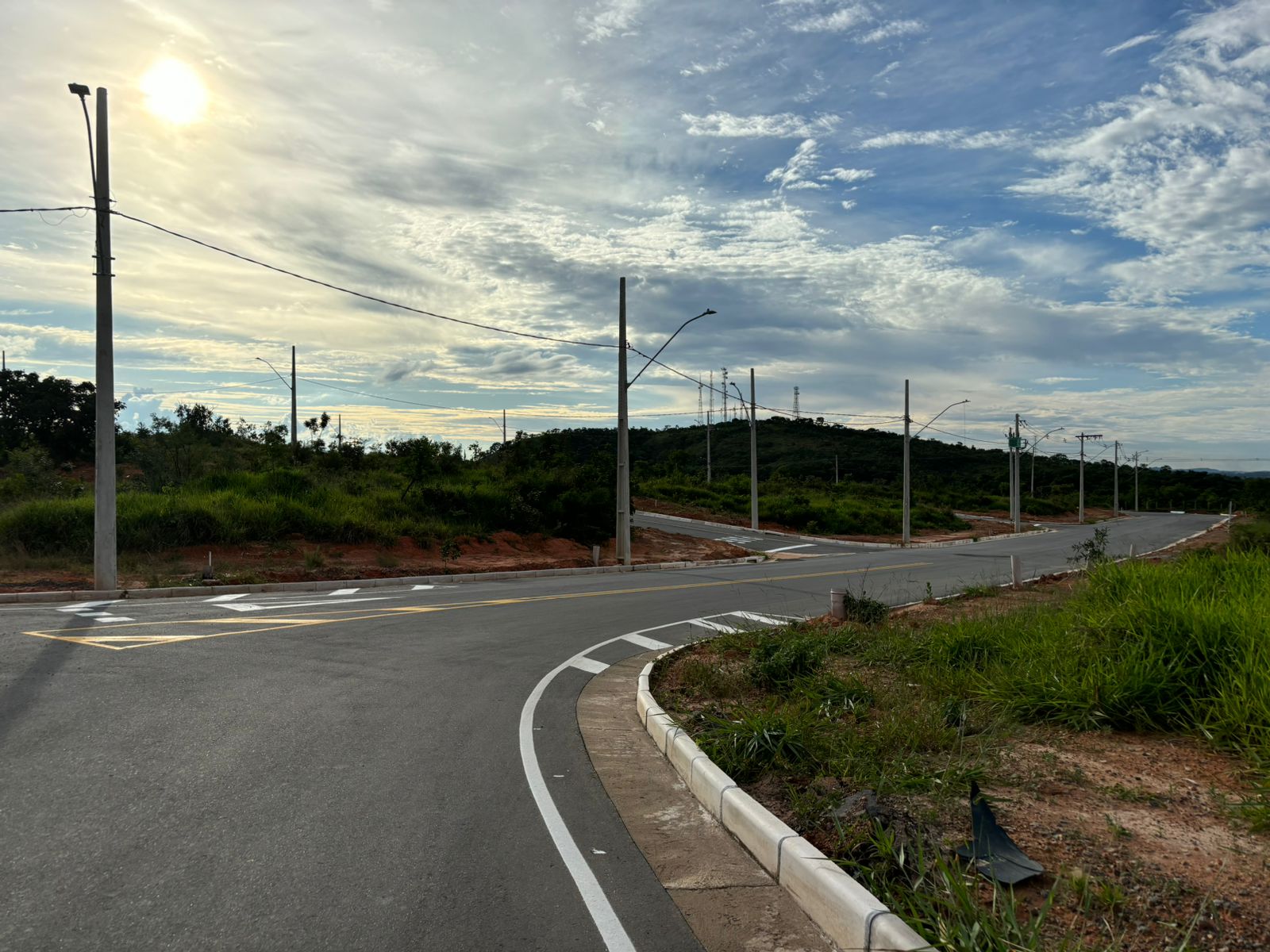 Avenida ao entardecer